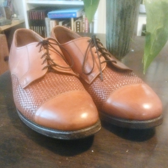 Allen Edmonds Tan Leather Oxfords with Textured Design